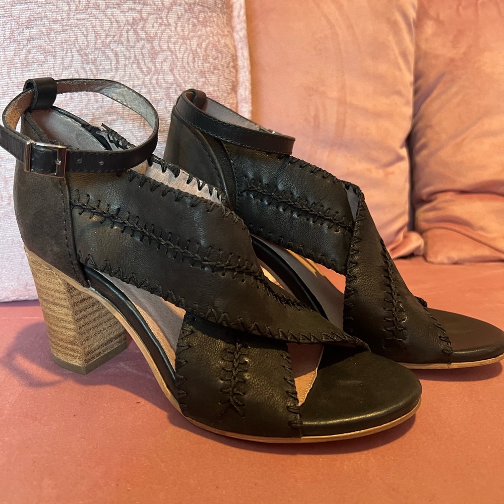 Black Leather Seychelles Leather Sandals Size 7